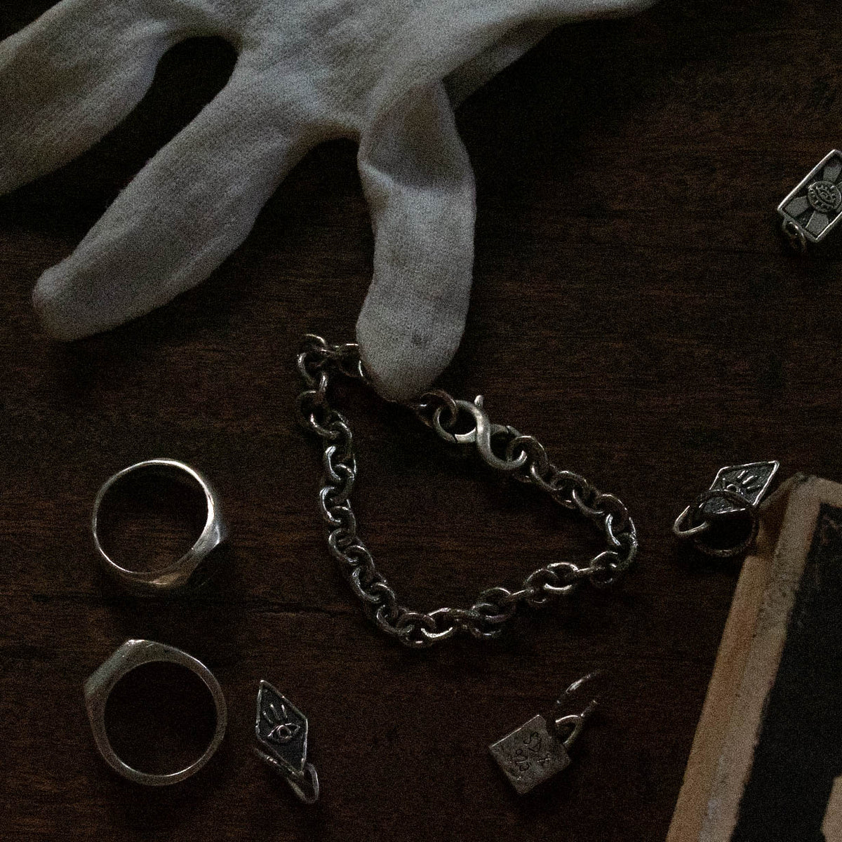 products:junto-e-mistruado-bracelet-silver,wise-eyes-earring-silver,the-seeker-pendant