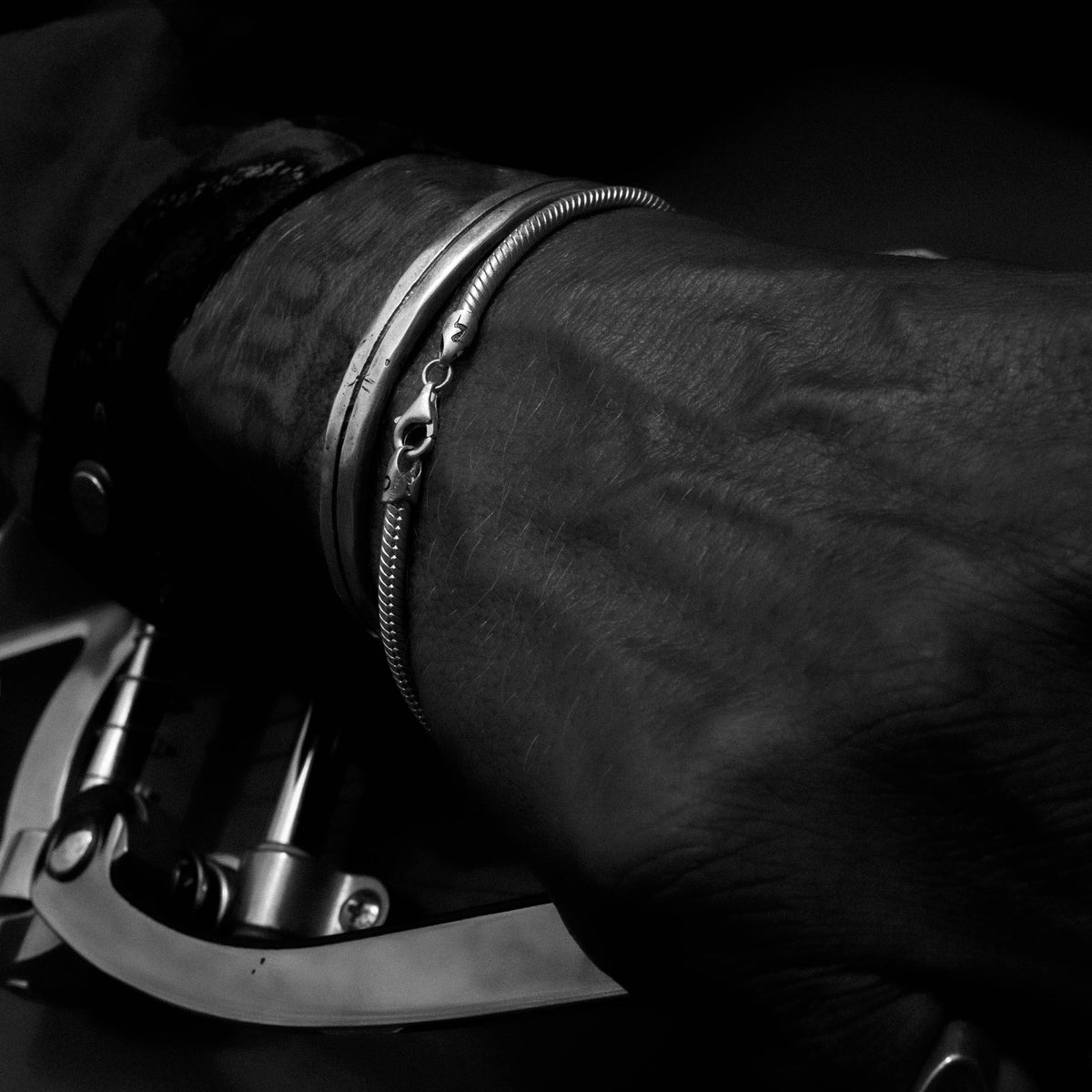 products:nebty-wrist-chain-two-ladies,blowing-in-the-wind-cuff