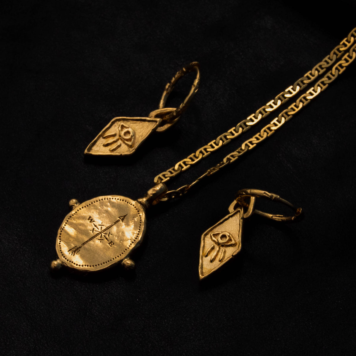 products:wise-eyes-earring-g,true-north-pendant-gold